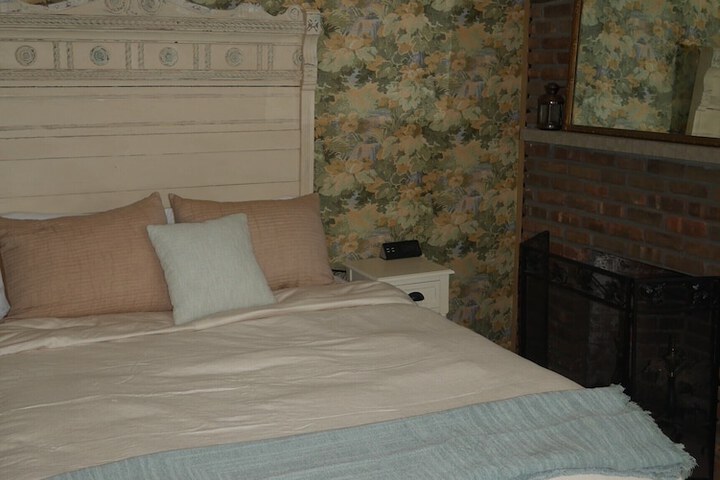 Room 6 of 12