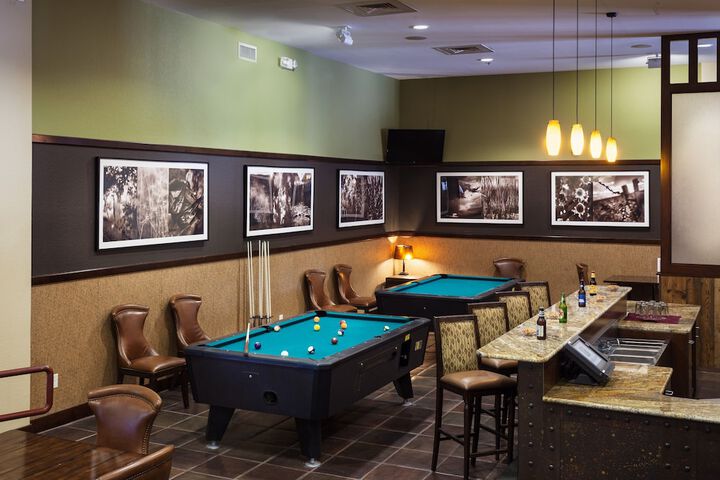 Lounge 58 of 60