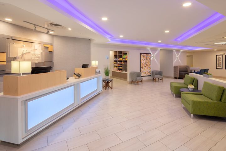 Holiday Inn Express & Suites Bradley Airport by IHG