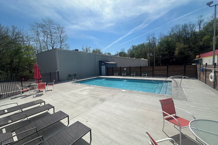 Lighthouse Inn & Suites