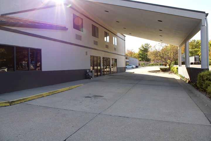 Greenlight Inn & Suites