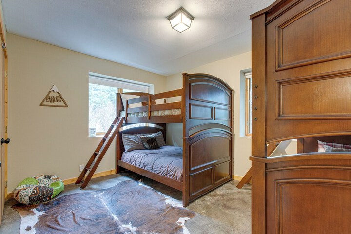 Idaho Springs Home w / Amazing Mountain Views!
