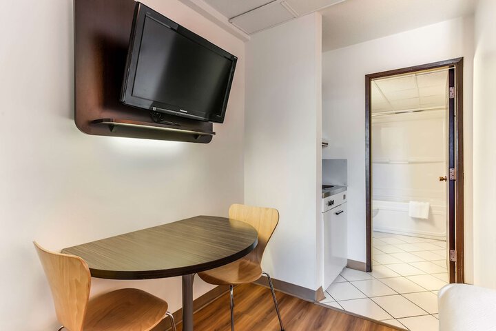 Room 8 of 15