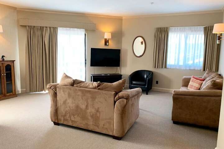 Coachman Inn & Suites