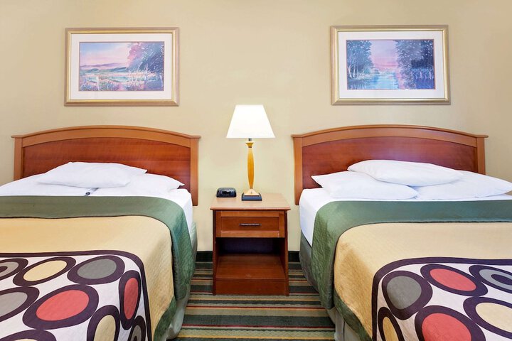 Super 8 by Wyndham Mt. Pleasant