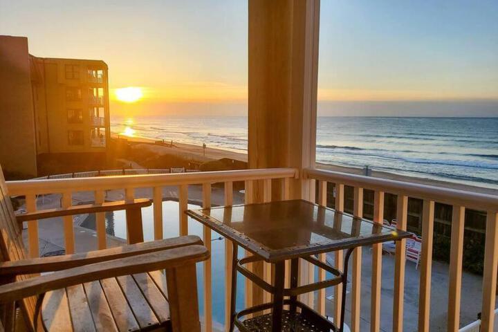 Gorgeous views Oceanfront, Pool,The Driftwood!
