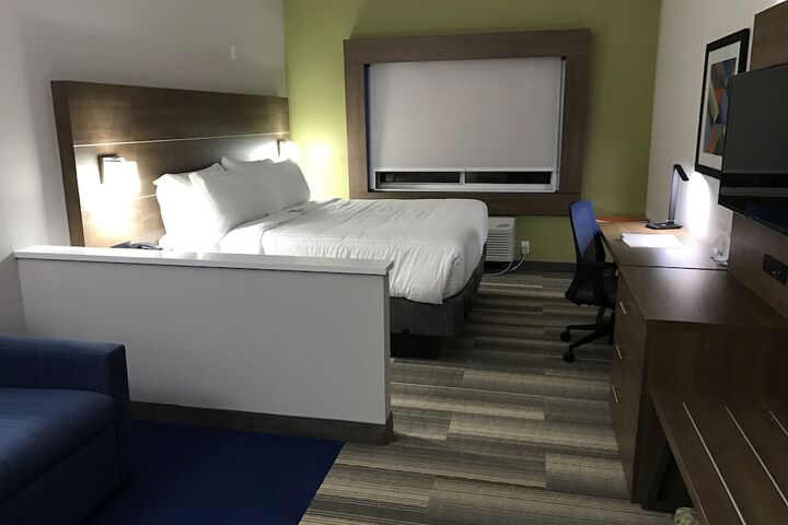 Room 13 of 38