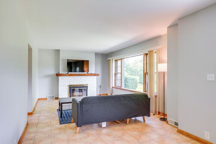 Pet-friendly New Berlin Retreat w / Patio & Yard!