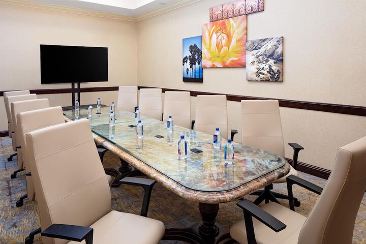 Hotel Zessa Orange County Airport a DoubleTree by Hilton