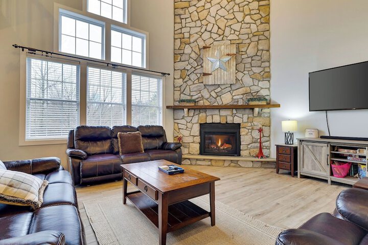 The Nest at Pinecrest by Avantstay Spacious Deck Game Room, Fire Pit