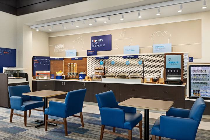Holiday Inn Express & Suites Akron Regional Airport Area by IHG
