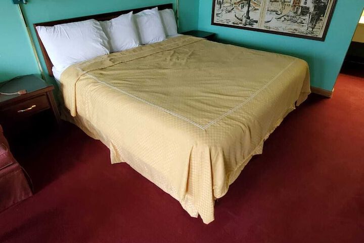 Room 33 of 35