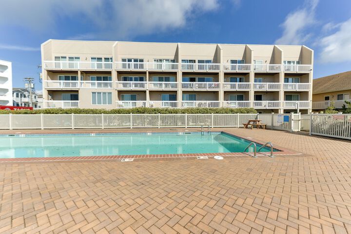 Brigantine Condo w / Beach Access & Pool Views