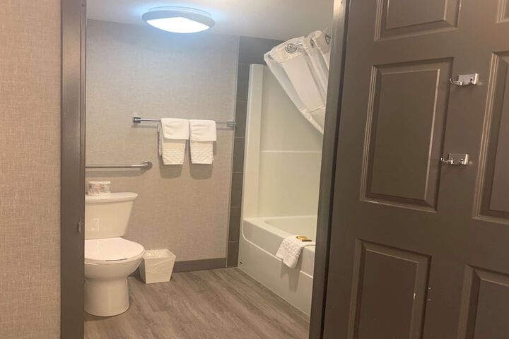 Room 32 of 46