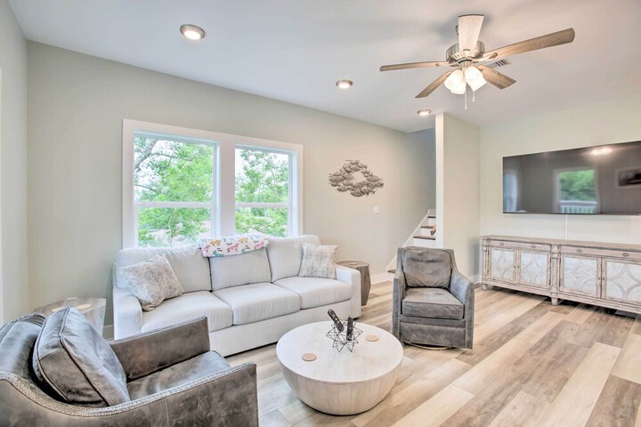 Modern Waveland Home w / Deck Walk to Beach!