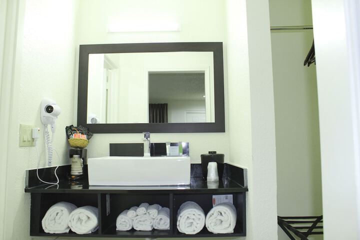 Room 17 of 27