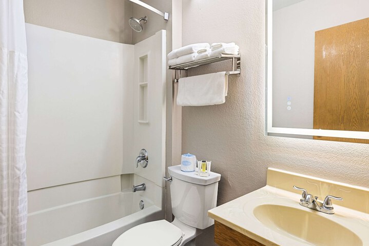 Super 8 by Wyndham Pittsburgh / Monroeville