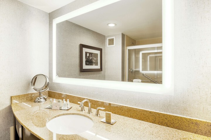 DoubleTree by Hilton Austin - University Area