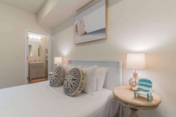 2 Blocks from Beach-Sleeps 16