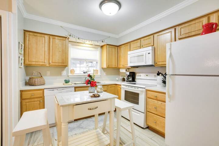 Old Town Bay St. Louis Townhome: Walk to Beach
