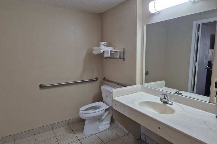 Room 16 of 40