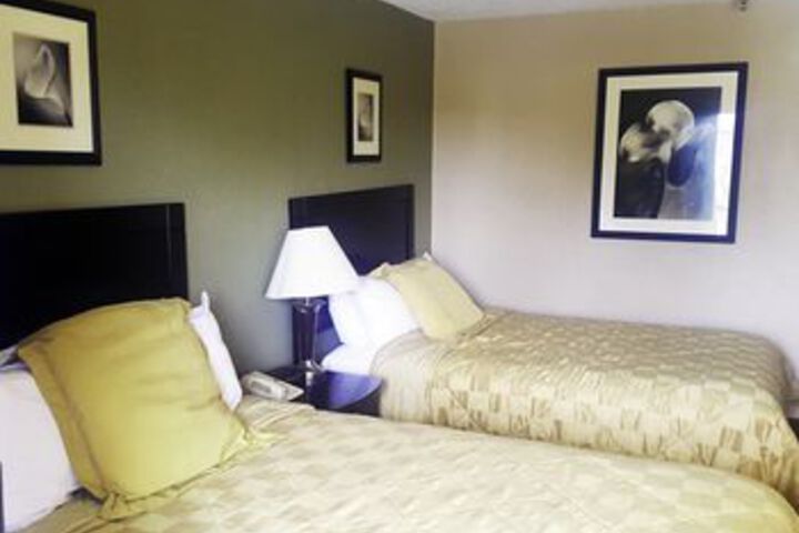 Super 8 by Wyndham Brook Park / Cleveland