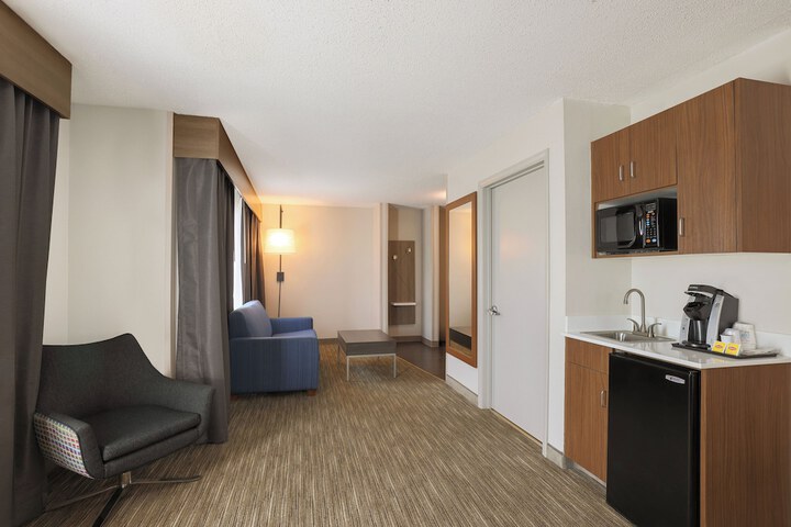 Room 32 of 73