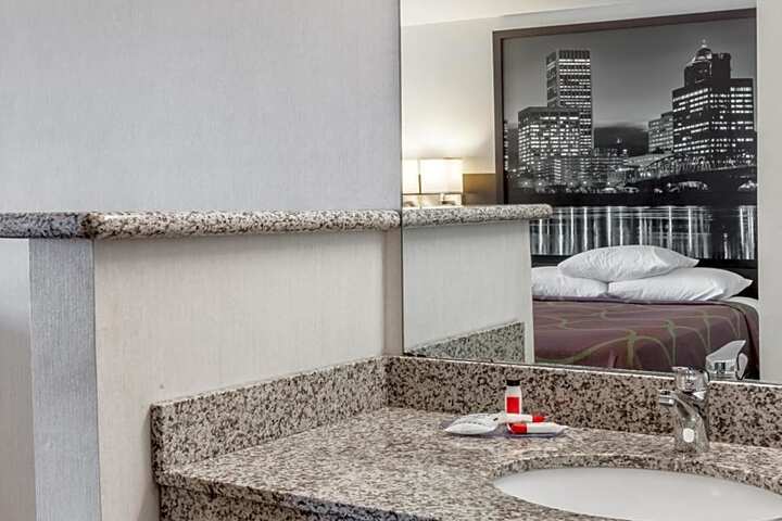Super 8 by Wyndham Gresham / Portland Area OR