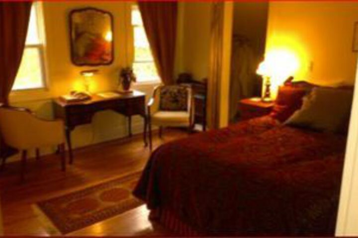 Le Petit Chateau Inn
