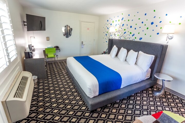 Room 10 of 32