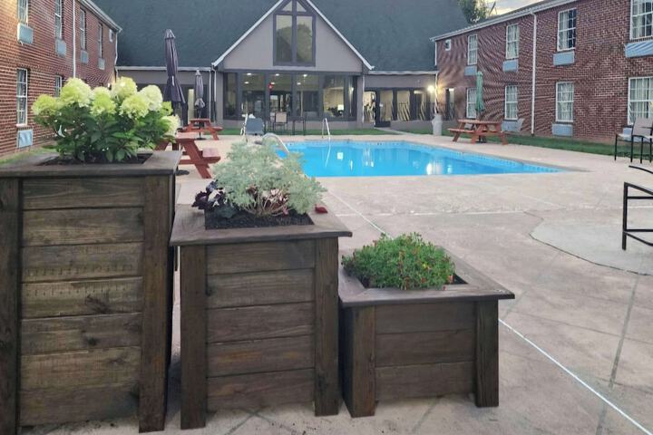 Pool 24 of 64