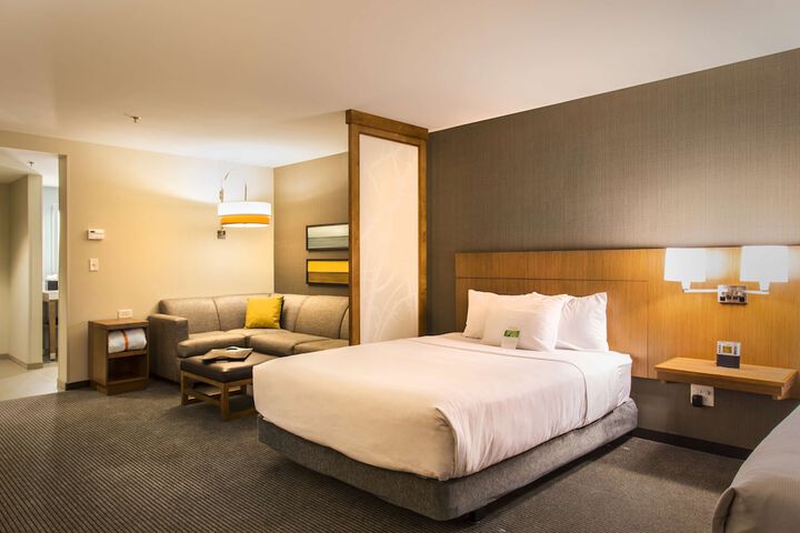 Room 6 of 18