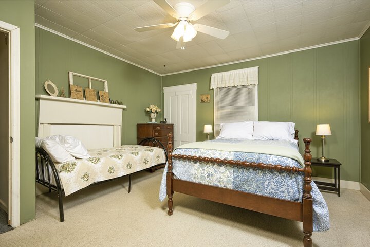 Room 6 of 25