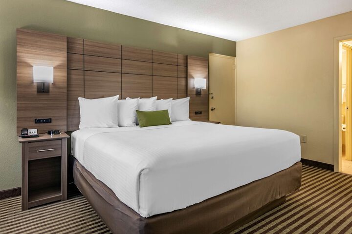 Room 32 of 43