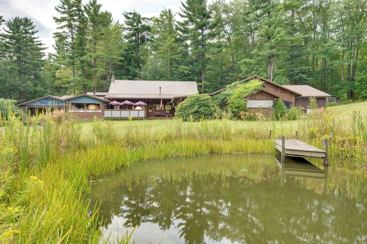 Handcrafted Log Cabin in Candor: Group Getaway!