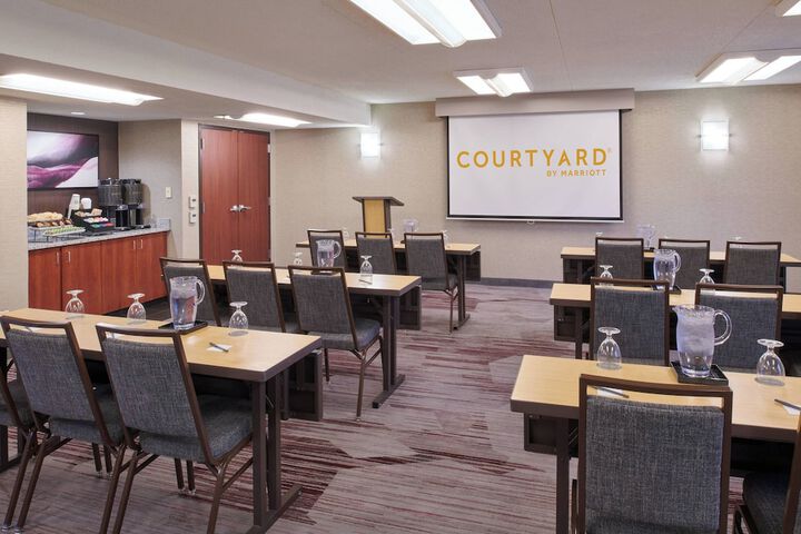 Courtyard by Marriott Detroit Warren