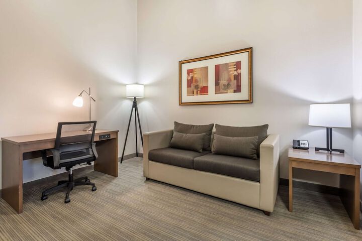Country Inn & Suites by Radisson Watertown, SD