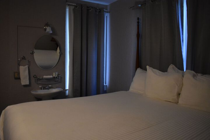 Room 18 of 104