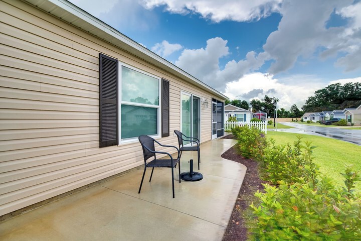 Sun-soaked Retreat in The Villages w / Grill!