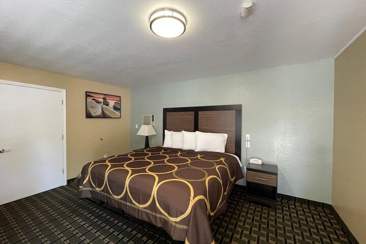 Room 17 of 28