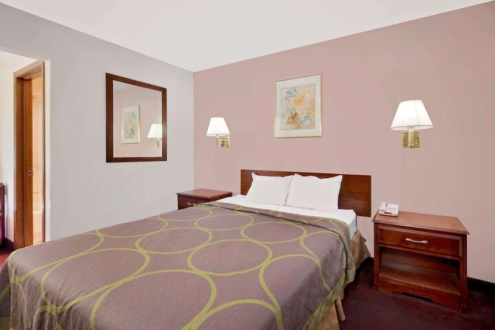 Room 6 of 16