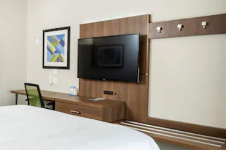 Holiday Inn Express & Suites Lake Forest by IHG