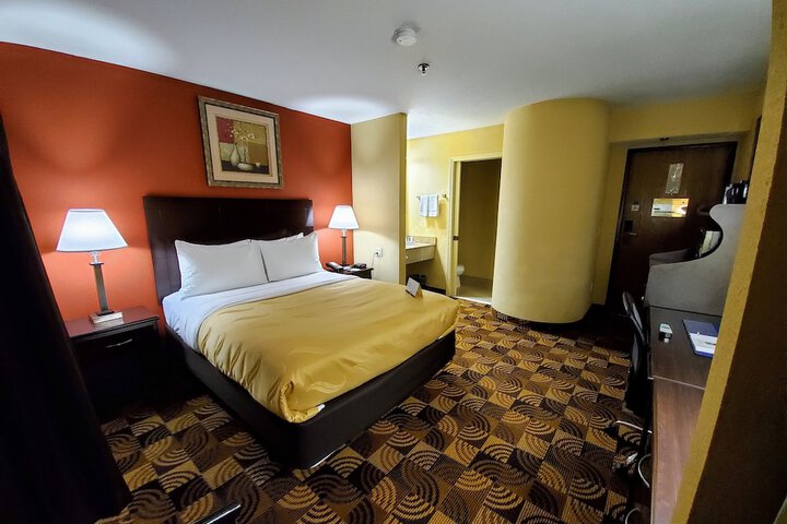Room 17 of 28