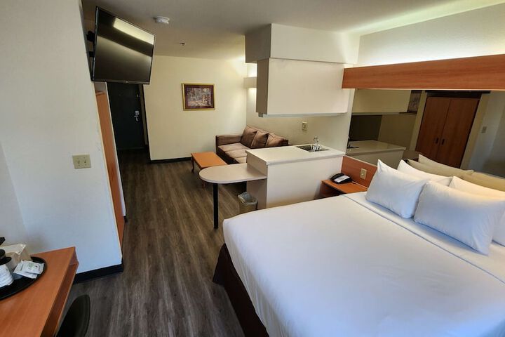 Room 6 of 17