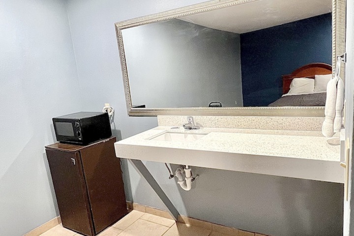 Room 6 of 7