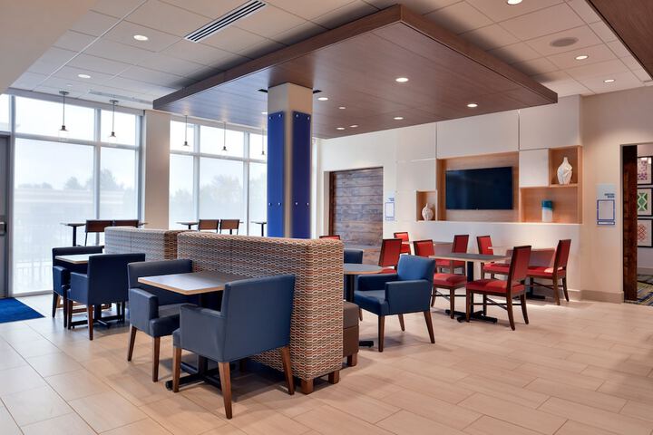 Holiday Inn Express & Suites Marshalltown by IHG