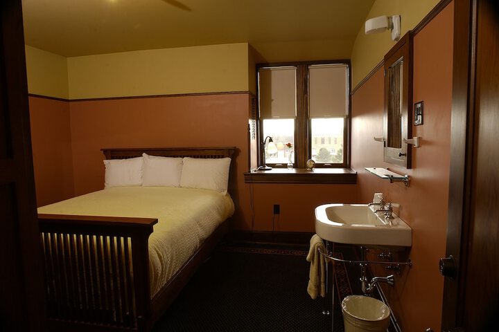 Room 9 of 15
