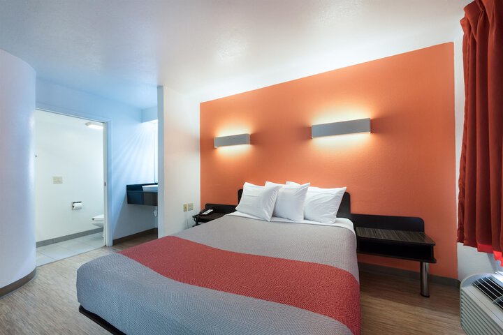 Room 27 of 38