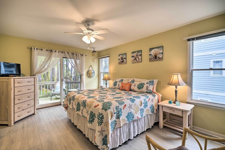 Coastal Home w / Community Pool 2 Miles to Beach!