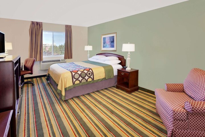 Super 8 by Wyndham Mt. Pleasant